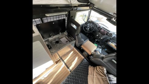 The Silver Bullit – Land Rover Defender (B) 4x4 One-of-a-kind Custom made Offroad camper