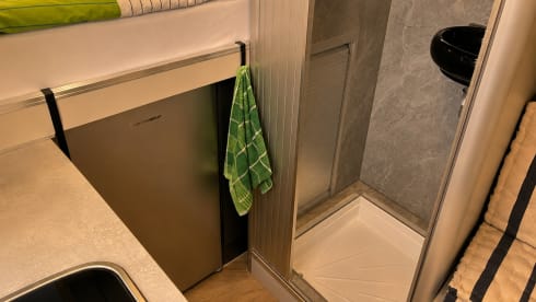 Houseonwheels Black edition – Renault Master campervan 25 novembre 4000 km bagno con doccia/WC riscaldatore ausiliario.