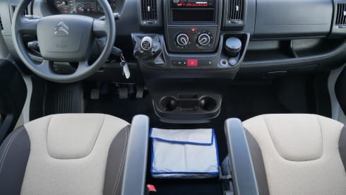 Carado 5.40 meter Buscamper, 2 sleeping - 4 seats.