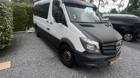 AMSTERDAM GROUP STAY CAMPERVAN – 3p Mercedes-Benz campervan uit 2011