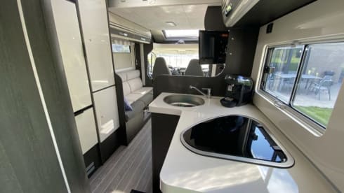Luxurious new 6-person Roller Team Kronos Advance semi-integrated from 2024