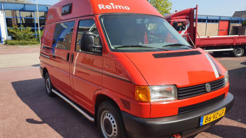 Ferrari onder de Volkswagens – 2p Volkswagen bus uit 2001