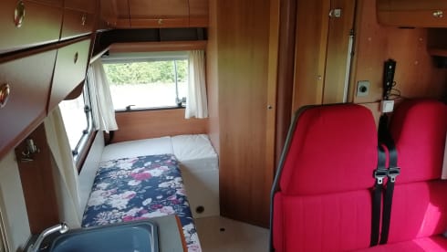 Complete and compact 5-person house on wheels