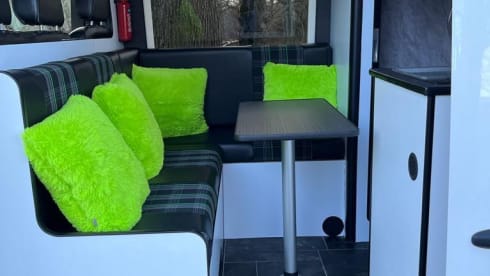 Sheila – Volkswagen Crafter Wohnmobil mit 5 Schlafplätzen (2016)