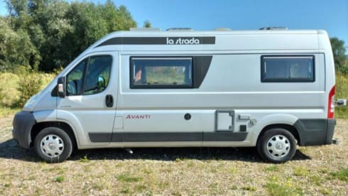 Avanti La Strada – Luxury Bus Camper | 4 sitting/3 sleeping | Kitchen/Toilet/Motorcycle air conditioning/Bicycle carrier