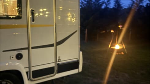 Maggie – Luxe camper met 4 slaapplaatsen en zonnepanelen, bestuurbaar met een normaal rijbewijs. 