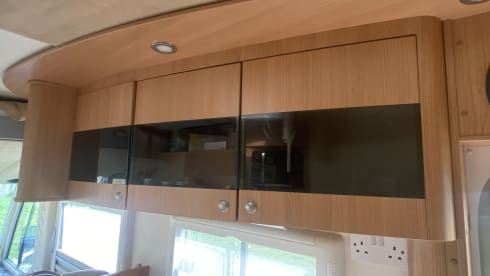 Aisholpan – Comfortabele Adria Vision met 4 slaapplaatsen voor reisplezier in alle weersomstandigheden.