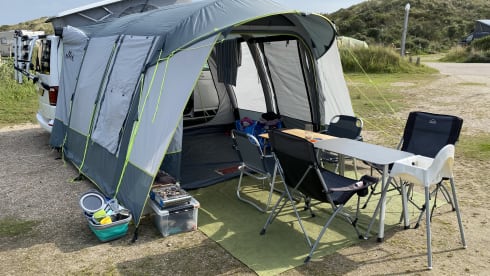 5p. In zeer goede staat; met diverse kampeeruitrusting indien nodig – 5p VW California Beach campervan from 2019