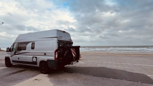 Comfortabel op avontuur als gezin van 4 of met z’n tweeën – 4P bus camper Fiat Ducato - Knaus Boxstar (transverse bed 2P + lifting bed 2P)