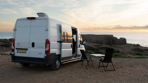 Zonnewijzer – Winter-Proof Off-Grid Campervan with Solar, Nespresso, Oven and more!