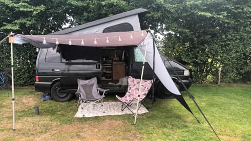 4p Volkswagen campervan with lifting roof tent
