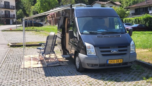 Zweisitziger Ford-Bus aus dem Jahr 2011