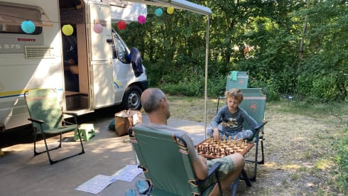 Little Miss Sunshine – Sunny spacious family camper with bed (6 persons)