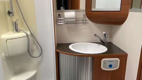 Spacious 4-5 person camper, Fiat Ducato- Adria Matrix 