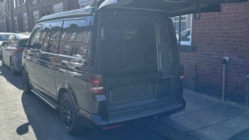 Aubergine Dream Machine – Newly Converted T5 Campervan 4 berth