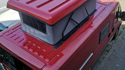 TheRedBoxCamper – 2p Peugeot campervan uit 2012