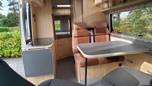 Avanti La Strada – Luxury Bus Camper | 4 sitting/3 sleeping | Kitchen/Toilet/Motorcycle air conditioning/Bicycle carrier