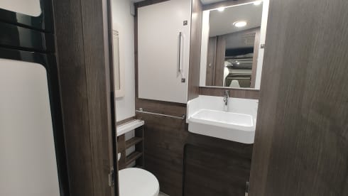 Travel carefree with the luxurious Benimar T488 (2024) 