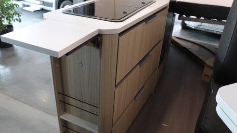 Roadhouse camperverhuur naam Surfer House – New Adria Mobil 2023 bus camper