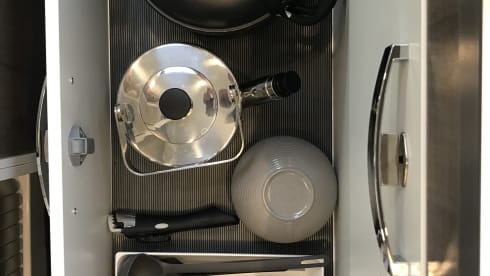 Luna de Plata – Fully equipped, state-of-the-art box van