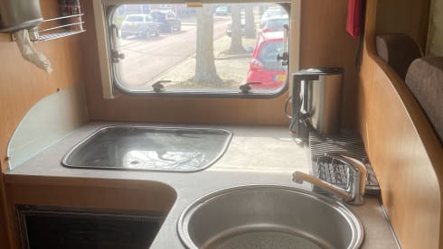 Semi-integrated camper Pilote