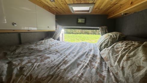3 berth, 3 seatbelts, fixed bed, has many home comforts – 3 berth Citroën campervan from 2014