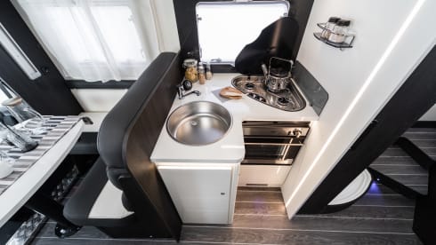 Cruz – Motorhome – Sleeps 5 – Travels 5