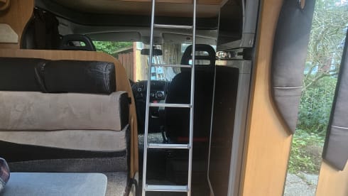 Adventurous and mega comfort with this 6-person Challenger alcove from 2012