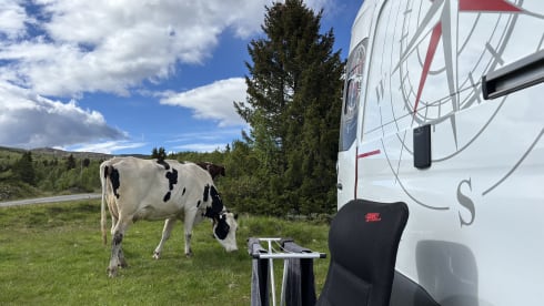 camping-car de luxe avec lit longitudinal