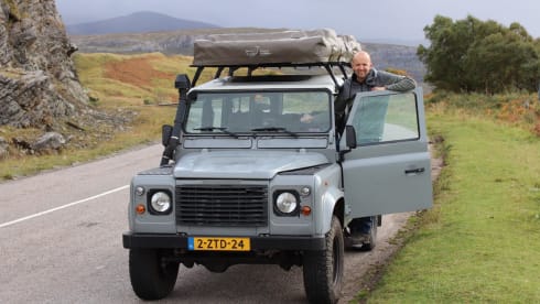 110 grijs – Land Rover Defender 110 with roof tent