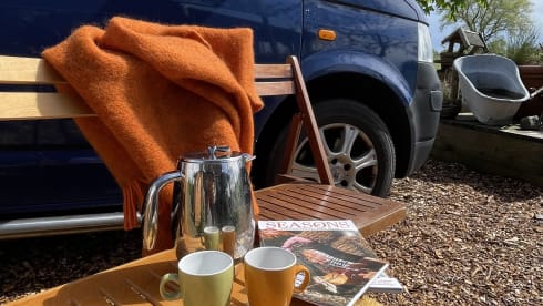 Bommeltje VW T5 met extra ruime leefruimte door verlengde versie. Uniek in de verhuur!  – VW T5 extended version with large lifting roof  