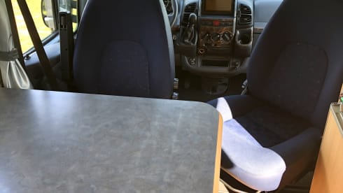 Compact and cozy camper 
