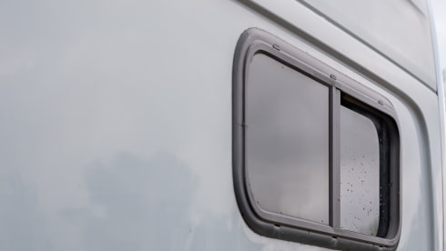 Keesie – Volkswagen Crafter Off-Grid Bus Camper with Roof Terrace