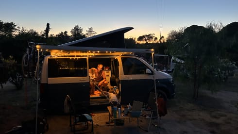 Vanny Blue – Luxurious & attractive VW camper Woodpecker - 4p