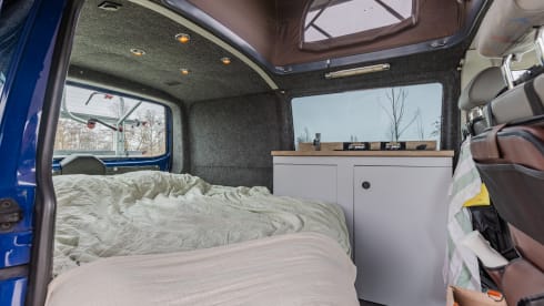 2p Volkswagen campervan uit 2003