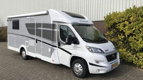 9/14 – Luxury automatic camper with 2-person queen bed!