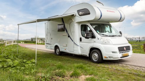 Dethleffs Advantage  – 4 person camper with bunk beds and air conditioning from 2011