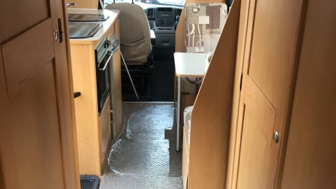 Nicky – Adventure and comfort in 'Nicky' the 6 berth luxury motorhome!