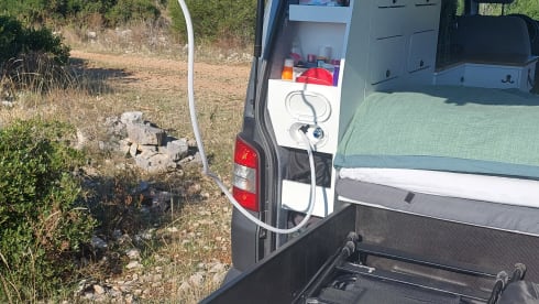 2p Volkswagen bus uit 2015