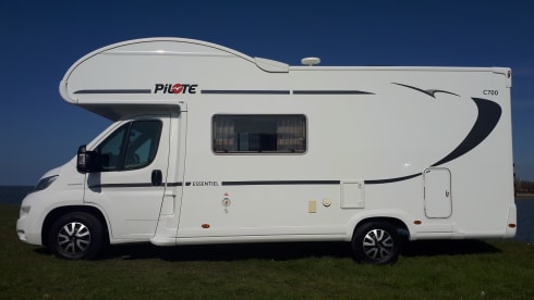 Camper 2 – Spacious and luxurious Pilote 6-person family camper with Playstation and LED TV!