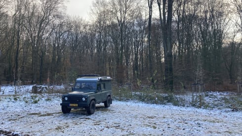 2p Land Rover Defender camper with lifting roof