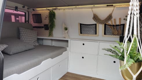 Roze Volkswagen T4 buscamper - 2 personen