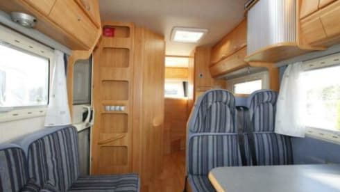 Bob – Spacious, cozy camper with air conditioning + navigation for family