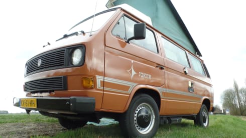 Choco! – Chocolate! Retro holiday bus for the ultimate road trip!