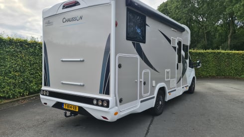 T814XB – Chausson 777GA Automatic Titanium Premium very luxurious, km free