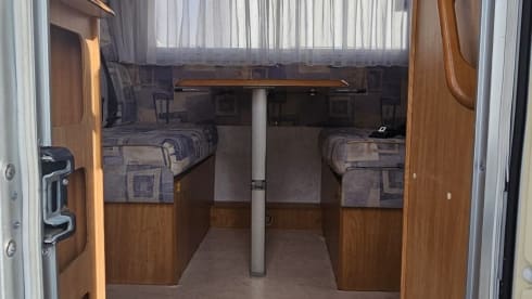 Rimor β Ruime gezins camper met zes slaapplaatsen met 2x airco