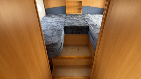 Bel camper semi-integrato Dethleffs per un massimo di 4 persone