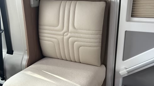 De Vroem Vroem Camper – 4p Bürstner Lyseo Futura TDG690G semi-integrated from 2024!