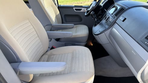 4-person Volkswagen California bus camper T5