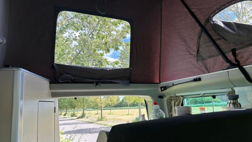 t'Bussie – Ford Custom Nugget, on the road with the Bussie!